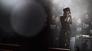 Azahriah a Rendszerbontó Nagykoncert színpadán a budapesti Hősök terén, 2026. április 10-én.