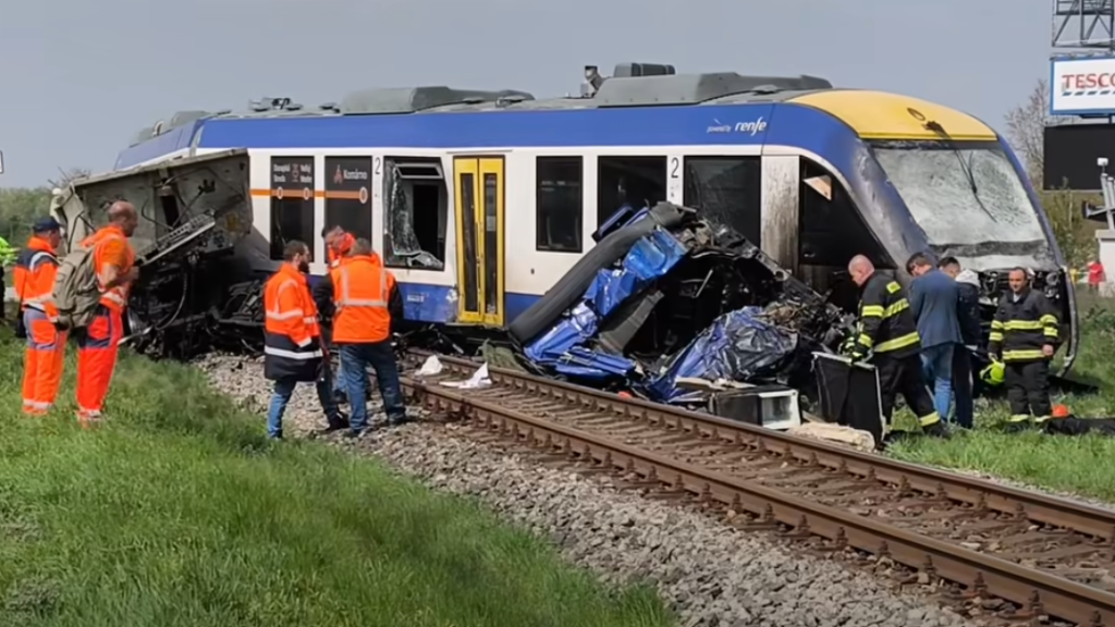 Vonatbaleset Dunaszerdahelyen: kisiklott a vonat, kettészakadt egy kamion – 1 halott, 21 sérült