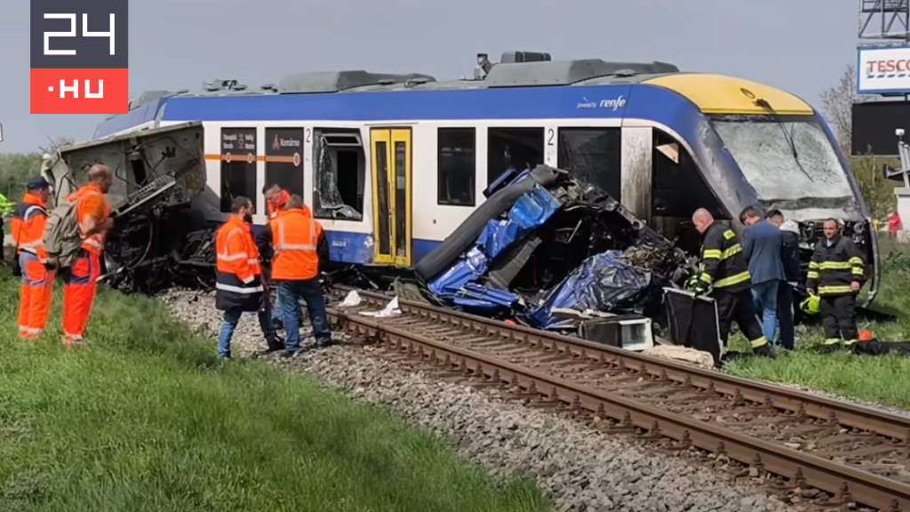 Vonatbaleset Dunaszerdahelyen: kisiklott a vonat, kettészakadt egy kamion – 1 halott, 21 sérült