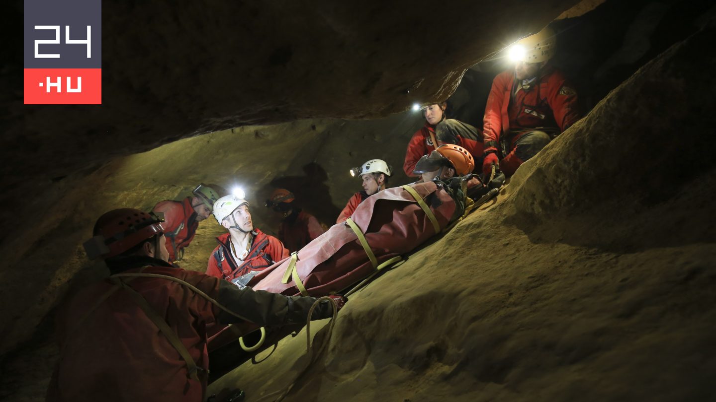 Ötvenhat éves sérült túrázót mentettek a föld mélyéből