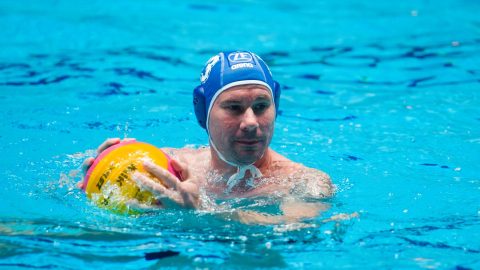 Vízilabda - Biros Péter búcsúmérkőzése A háromszoros olimpiai bajnok Biros Péter a labdával búcsúmérkőzésén, az olimpiai bajnokok csapata és a ZF-Eger találkozóján az egri Bitskey Aladár uszodában 2016. október 9-én.