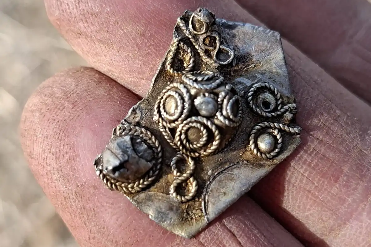 Kis darabra vágott ezüsttárgy. A viking korban ezek ugyanolyan fizetőeszköznek számítottak, mint a pénzérmék.
