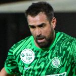 Böde Dániel (k), a Paks, mögötte Bese Barnabás (b) és Joao Nunes (k), az Újpest játékosai a labdarúgó Fizz Liga 14. fordulójában a Paksi FC - Újpest FC mérkőzésen Pakson, a Paksi FC Stadionban 2025. november 23-án. Az Újpest 3-1-re győzött.