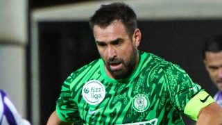 Böde Dániel (k), a Paks, mögötte Bese Barnabás (b) és Joao Nunes (k), az Újpest játékosai a labdarúgó Fizz Liga 14. fordulójában a Paksi FC - Újpest FC mérkőzésen Pakson, a Paksi FC Stadionban 2025. november 23-án. Az Újpest 3-1-re győzött.