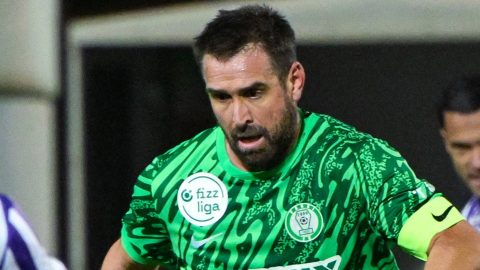 Böde Dániel (k), a Paks, mögötte Bese Barnabás (b) és Joao Nunes (k), az Újpest játékosai a labdarúgó Fizz Liga 14. fordulójában a Paksi FC - Újpest FC mérkőzésen Pakson, a Paksi FC Stadionban 2025. november 23-án. Az Újpest 3-1-re győzött.