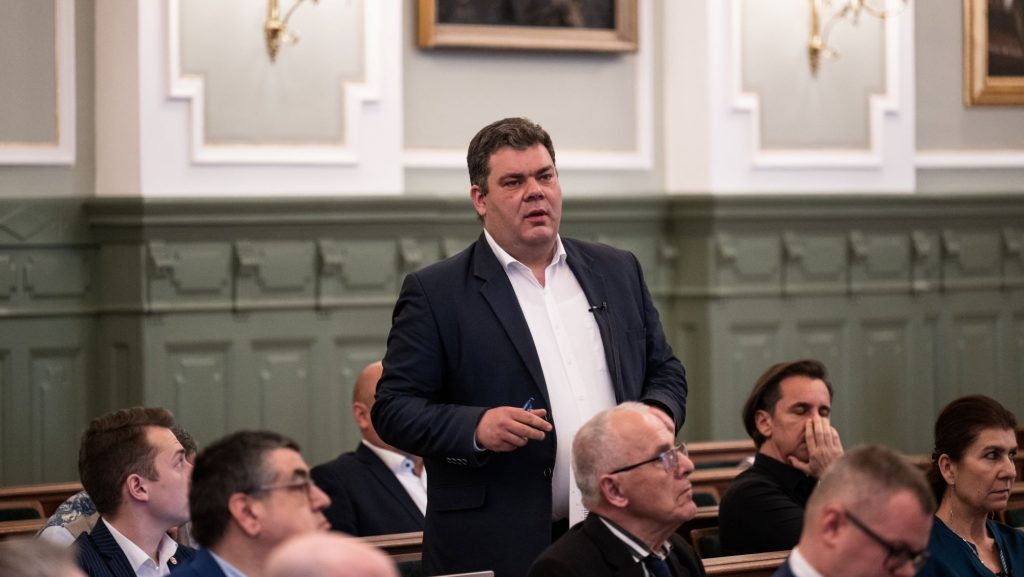 Rejtőzködnek a tanúként beidézett győri fideszes politikusok a helyi kukáscég volt ügyvezetőjének büntetőügyében 