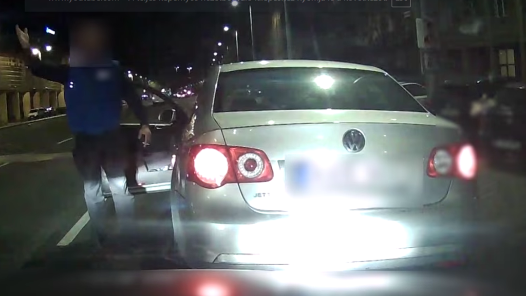 „Szarok a rendőrségre, lelőlek, baszod” – videón egy büntetőfékező sofőr ámokfutása a Hungária körúton