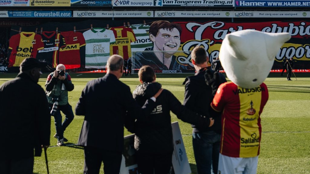A Go Ahead Eagles stábja és mosónője nézik a molinót.