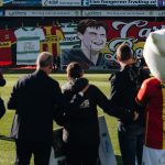 A Go Ahead Eagles stábja és mosónője nézik a molinót.