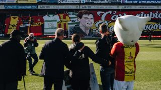 A Go Ahead Eagles stábja és mosónője nézik a molinót.