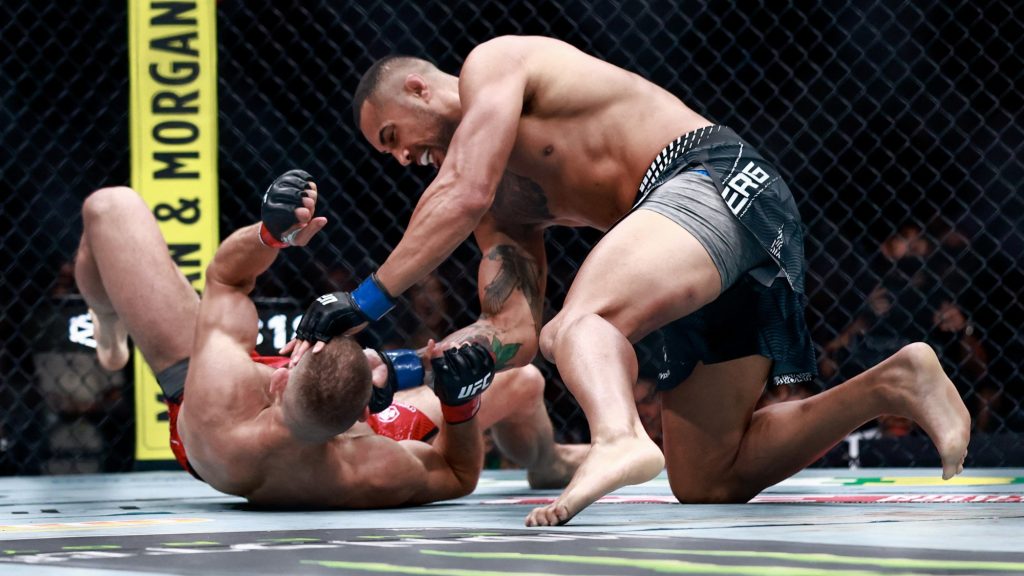 A csata legelején megsérült a ketrecharcos, mégis brutálisan kiütötte ellenfelét az első menetben