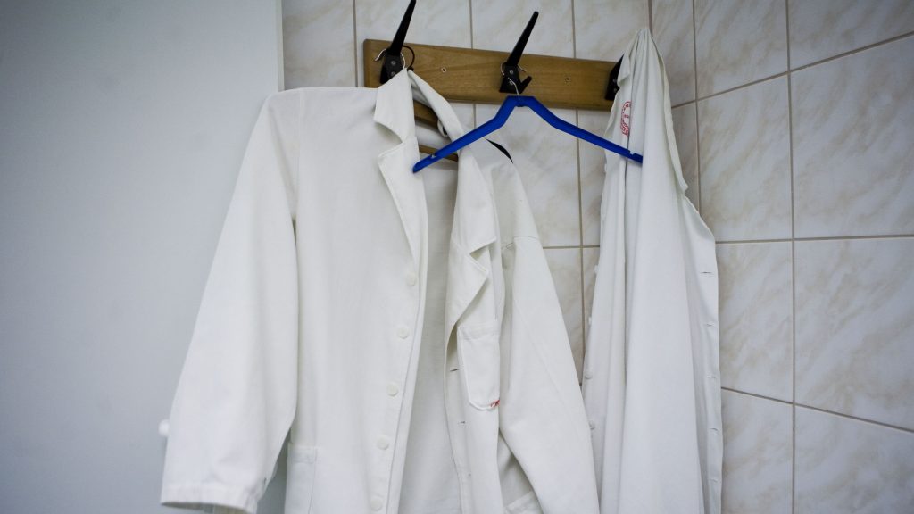 Újra dolgozhat a februárban letartóztatott dunavarsányi gyermekorvos