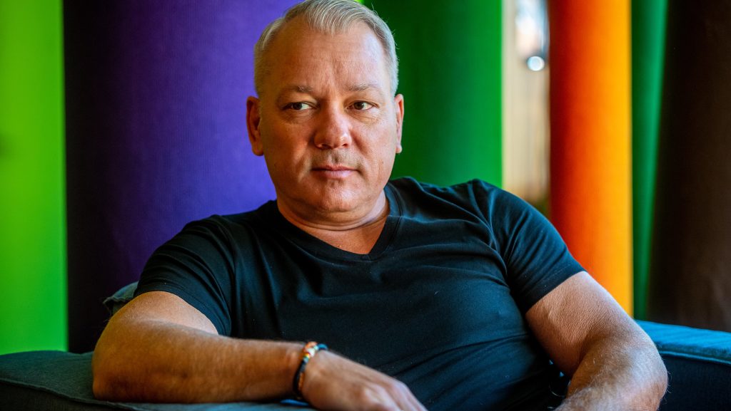 „Nagy csalódás nekem az erdélyi emberekben” – Balogh Levente fenyegetésekre hivatkozva lemondta erdélyi turnéját