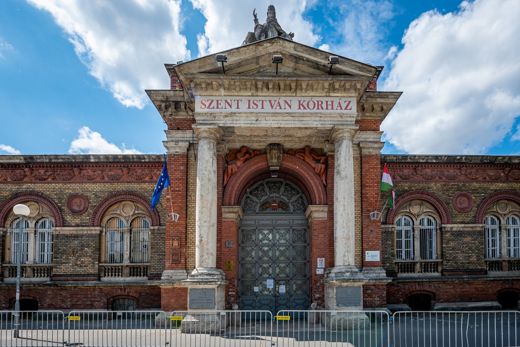 „A biztonságos működéshez szükséges létszámot messze nem érjük el” – drámai képet festettek az egészségügyről a kórházigazgatók 2