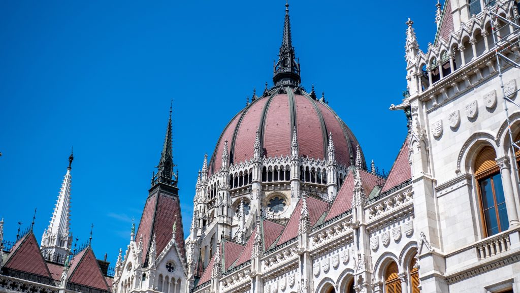 Zsinórban második évben növelte a kormány az államadósságot, megszegve saját tilalmát is