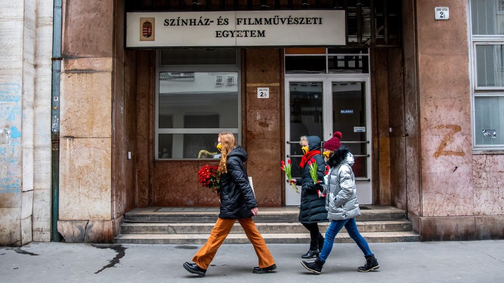 Feszült a hangulat az SZFE-n: A diákok gyűlést akartak tartani, de eltávolították a plakátjaikat