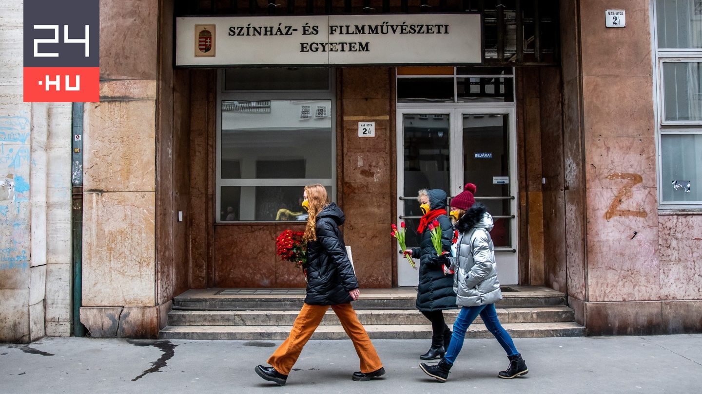 Feszült a hangulat az SZFE-n: A diákok gyűlést akartak tartani, de eltávolították a plakátjaikat