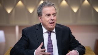 Friderikusz Sándor az Életünk története - Időutazó talkshow 2. évadában.