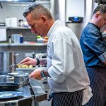 Sárközi Ákos séf a konyhában.