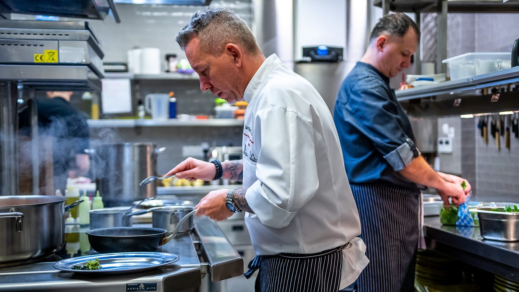 Sárközi Ákos séf a konyhában.