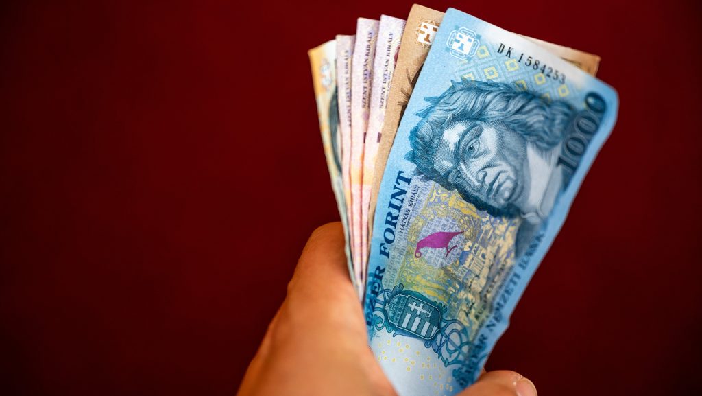 Papírpénz illusztrációk 2021. június 18-án., Image: 616478857, Fotó: Marjai János