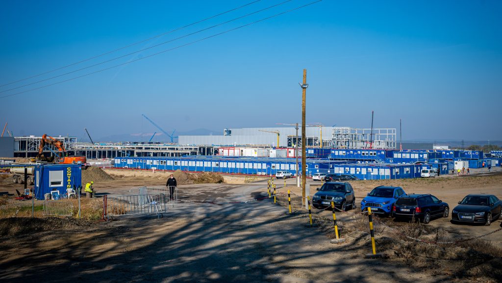 Telex: volt, hogy megbontották a gödi Samsung-gyár álmennyezetét, és 10-15 centi magasan állt fölötte a fekete por