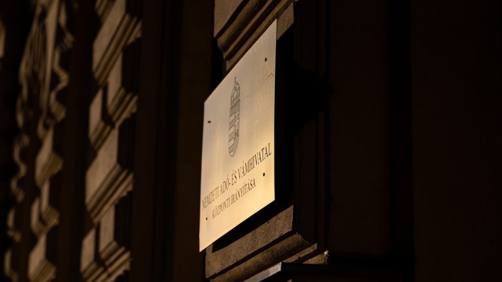 Magyarok százezreinek nincs érvényes TAJ-száma, és a fejük felett a NAV-behajtás is ott lebeg