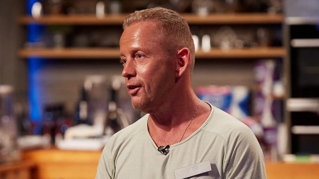 „A pénz nem boldogít, de…” – különös pólót választott 55. születésnapi bulijára Schóbert Norbi