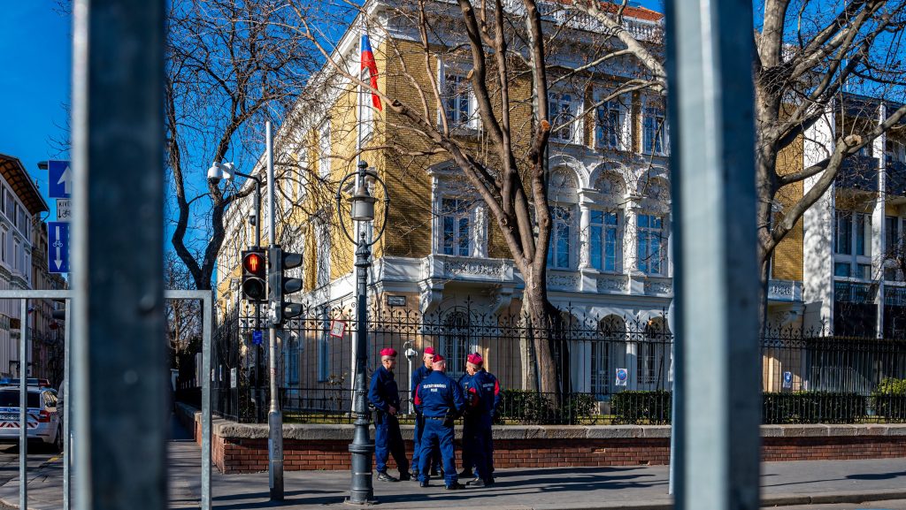 Meduza: Az orosz nagykövetségen dolgozóinak csaknem fele kapcsolatban állhat titkosszolgálatokkal