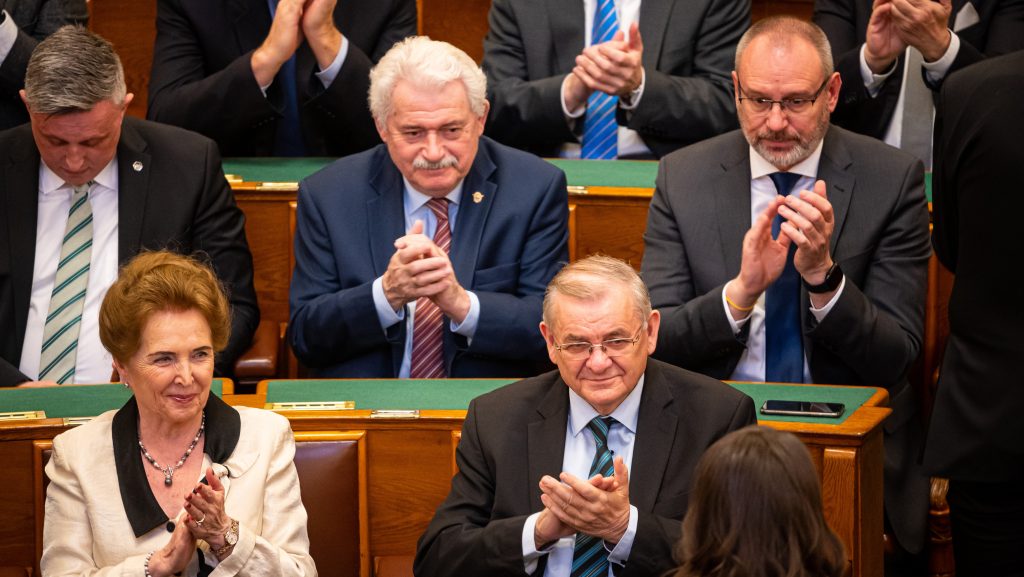 Bár egyéniben kikapott, újraválasztotta Lezsák Sándort az egyesülete