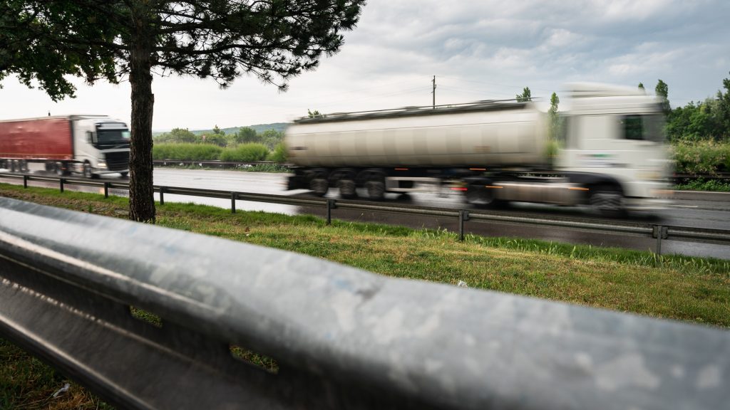 Négy kocsi ütközött az M7-esen, több kilométeres dugó alakult ki