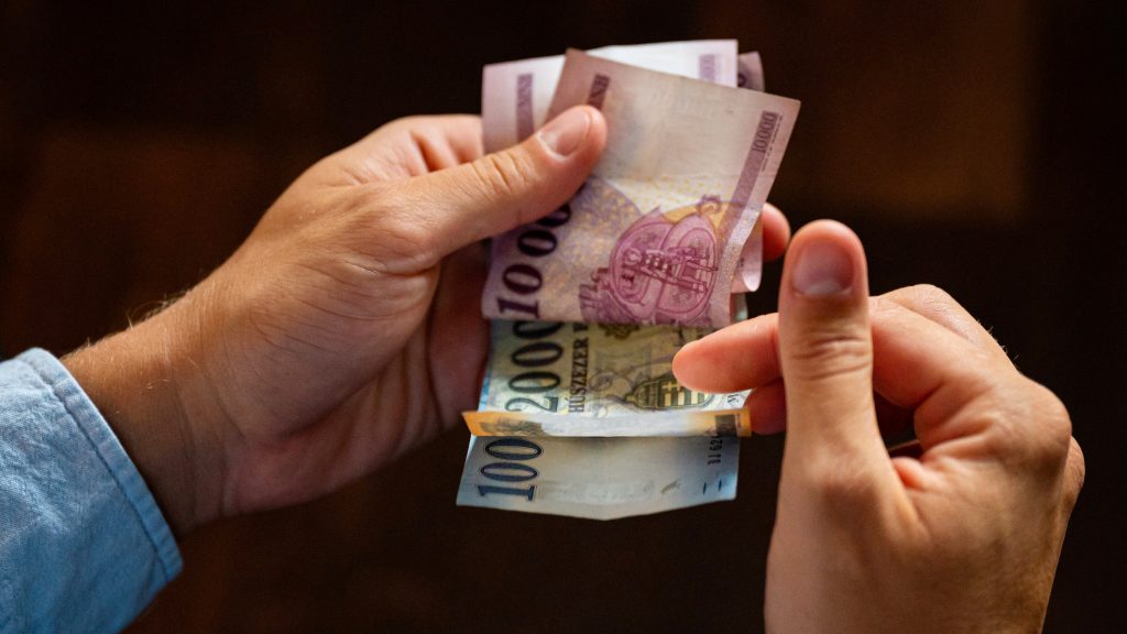 Mutatjuk, mennyi szja-t vonhatnak le a jövőben a fizetésünkből Kapitány István bejelentése alapján