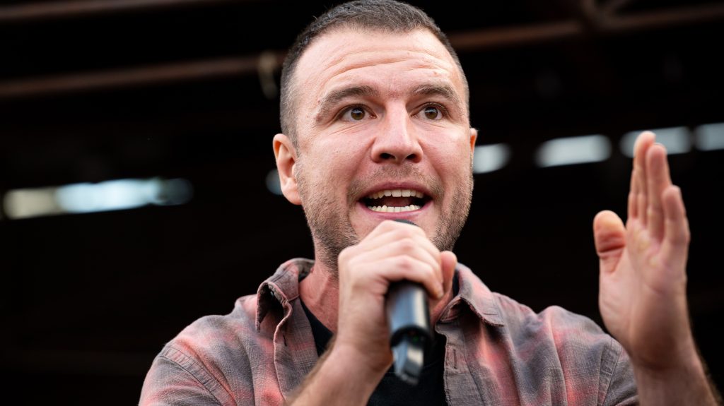 „Azért ez döbbenetes” – Molnár Áron összehasonlította, hány állomásos volt Magyar Péter, illetve Orbán Viktor országjárása