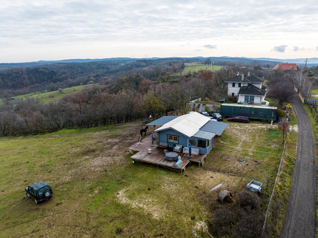 Utolsó erejével még lecsap a NER a lómenhelyre, végrehajtást kért az épületük lebontására