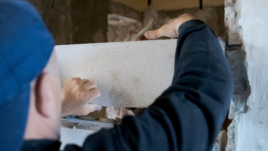 Teljesen felfüggesztik a maximum 10 millió forintos otthonfelújítási programot