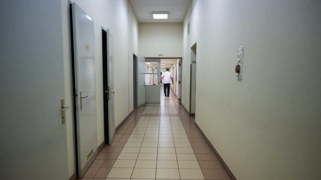 Kórházi várólisták: kettészakadt az ország