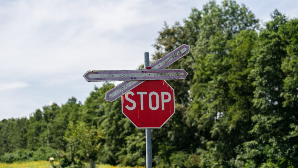 Ez a tíz kérdés megmutatja, mennyire ismered a közlekedési táblákat