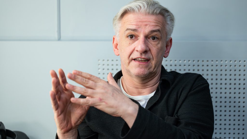 Volt idő, amikor szerettei azt tanácsolták Alföldi Róbertnek, hogy sötétedés után inkább ne menjen kutyát sétáltatni