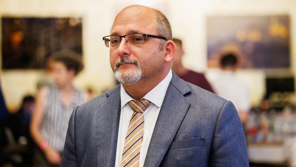 Csárdi Antal kilátásba helyezte visszalépését, ha Bódis Kriszta nyilvános vitán meg tudja győzni erről