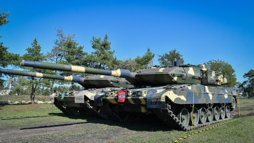 Magyar Péterék korrupciós kockázatok miatt átfésülik az Orbán-kormány védelmi tervét