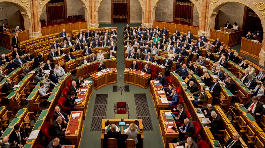 Milliárdos számla a ciklusváltáskor: ennyibe kerül 144 távozó képviselő végkielégítése