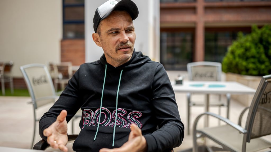 „Nem hiszem el kategória” – Lengyel Tamás ledarált iratokkal teli kukát fotózott le az MTI hátsó bejáratánál