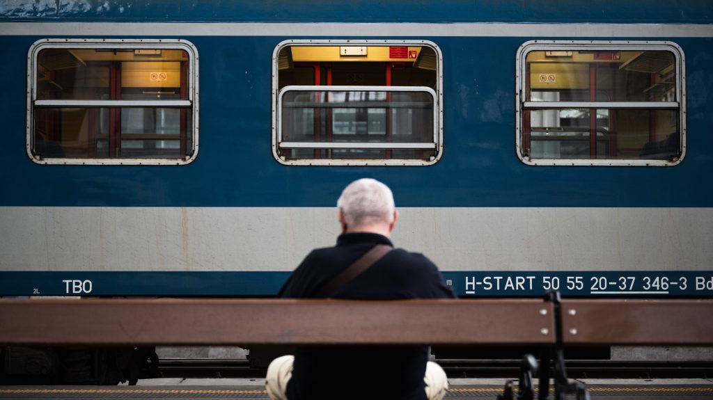 Leszállították a MÁV pótlóbuszáról az utasokat a szerb határon, onnan gyalogolniuk kellett