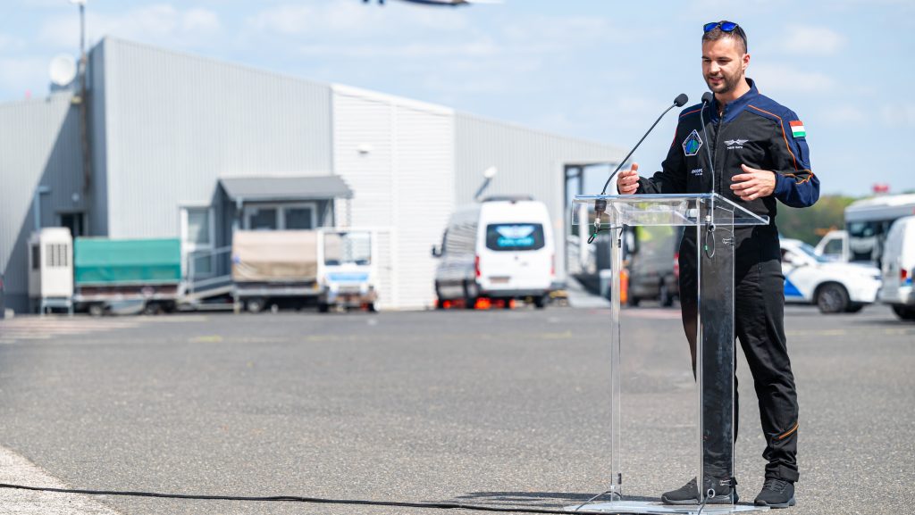 Kapu Tibor kutatóűrhajós sajtótájékoztatót tart érkezése után a Liszt Ferenc repülőtéren 2025. augusztus 18-án., Image: 1030129186, Fotó: Varga Jennifer / 24.hu