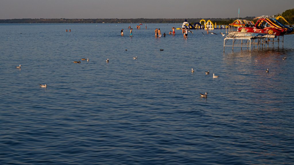 Életet menthet a Balatonon: ezt jelentik a villanó lámpák