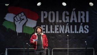 Puzsér Róbert a Szolidaritási Demonstráción, 2025. október 5-én a Kossuth Lajos téren.