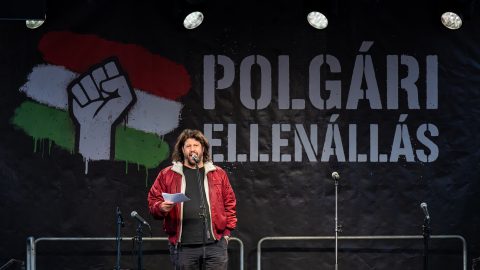Puzsér Róbert a Szolidaritási Demonstráción, 2025. október 5-én a Kossuth Lajos téren.