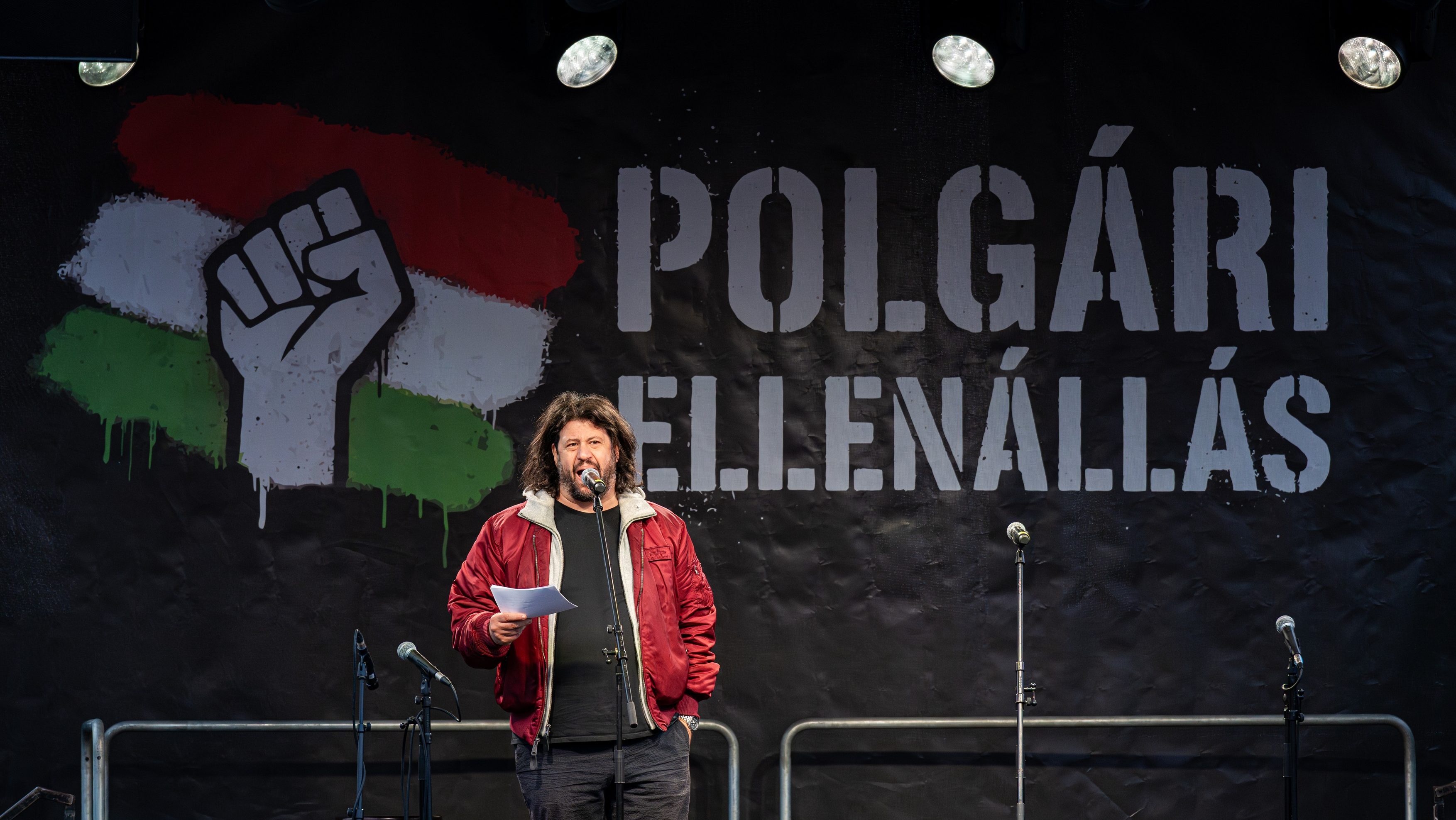 Puzsér Róbert a Szolidaritási Demonstráción, 2025. október 5-én a Kossuth Lajos téren.