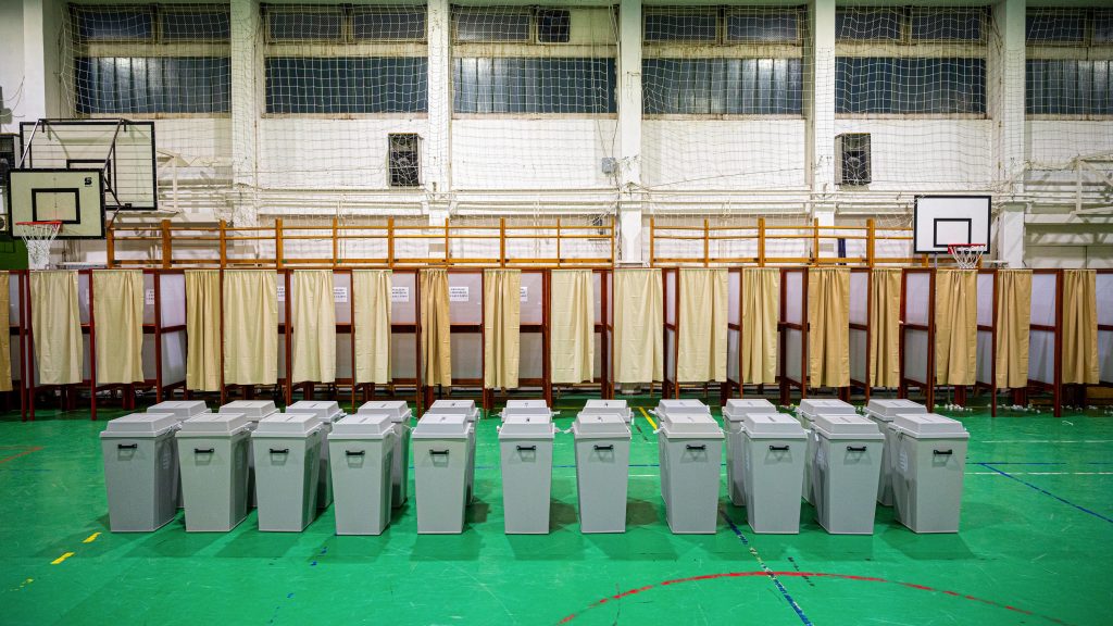 Medián: A fideszesek közel fele a Tiszától, a teljes népesség viszont a Fidesztől számít választási csalásra