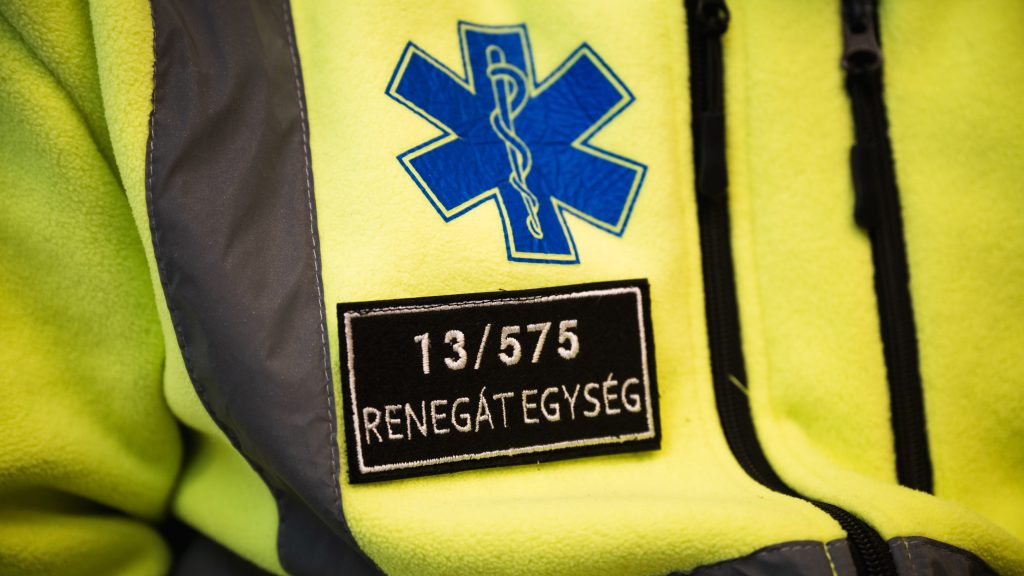 Nyerészkedéssel vádolja az OMSZ a Tiszának is dolgozó magán mentőket, miközben pénzért biztosítja a Békemenetet és Orbán országjárását